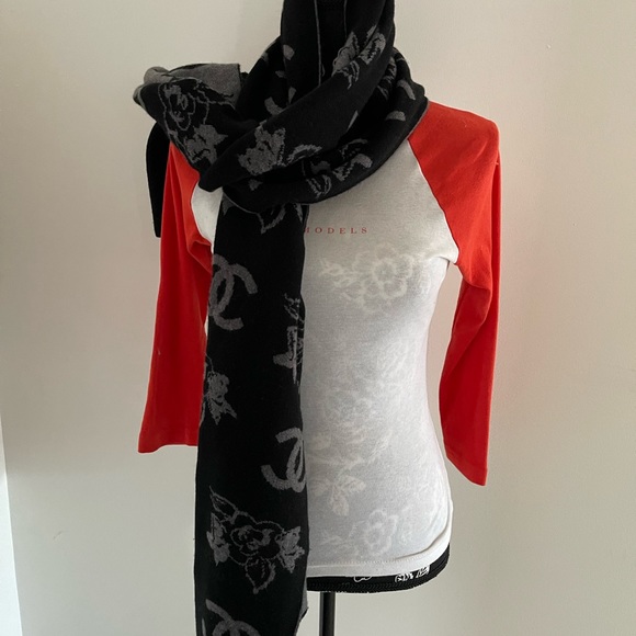 CHANEL 100% CASHMERE SCARF WITH CC LOGO AND CLASSIC FLOWERS ❤️❣️ - Picture 2 of 10